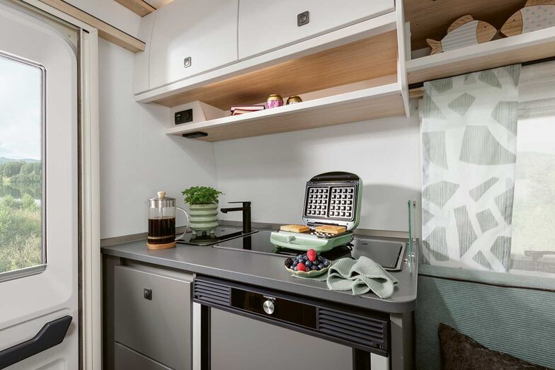 Bloc-cuisine compact juste à côté de la porte d’entrée, à l’arrière.