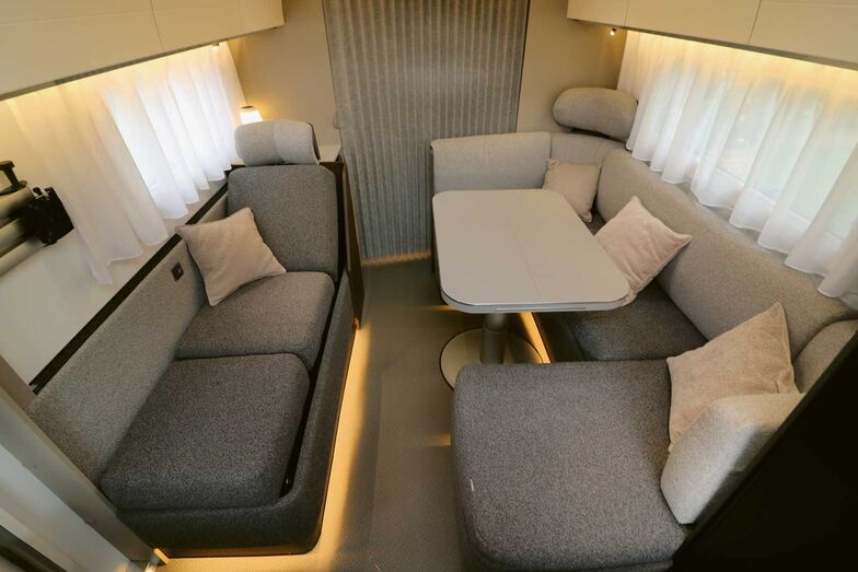 La spacieuse dînette, les coloris de l’intérieur et les nombreuses touches de lumière créent une grande impression de bien-être.