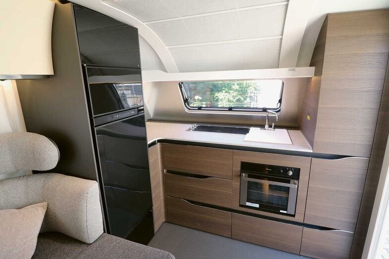 La cuisine tout équipée placée sous la fenêtre Atrium séduit par son esthétique, ses nombreux rangements et son grand plan de travail.