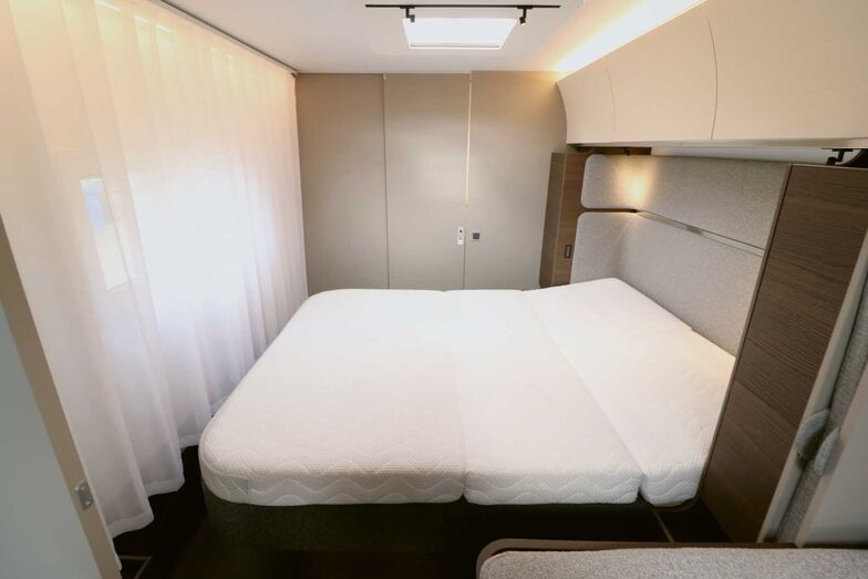 Quand le couchage est déployé pour dormir, il ne reste plus beaucoup de place aux pieds.