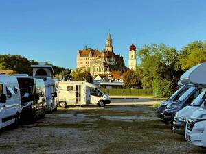 Im Hintergrund des Wohnmobil­­stell­platzes in Sigmaringen thront das Schloss Sigmaringen majestätisch auf einem Felsen über der Donau.