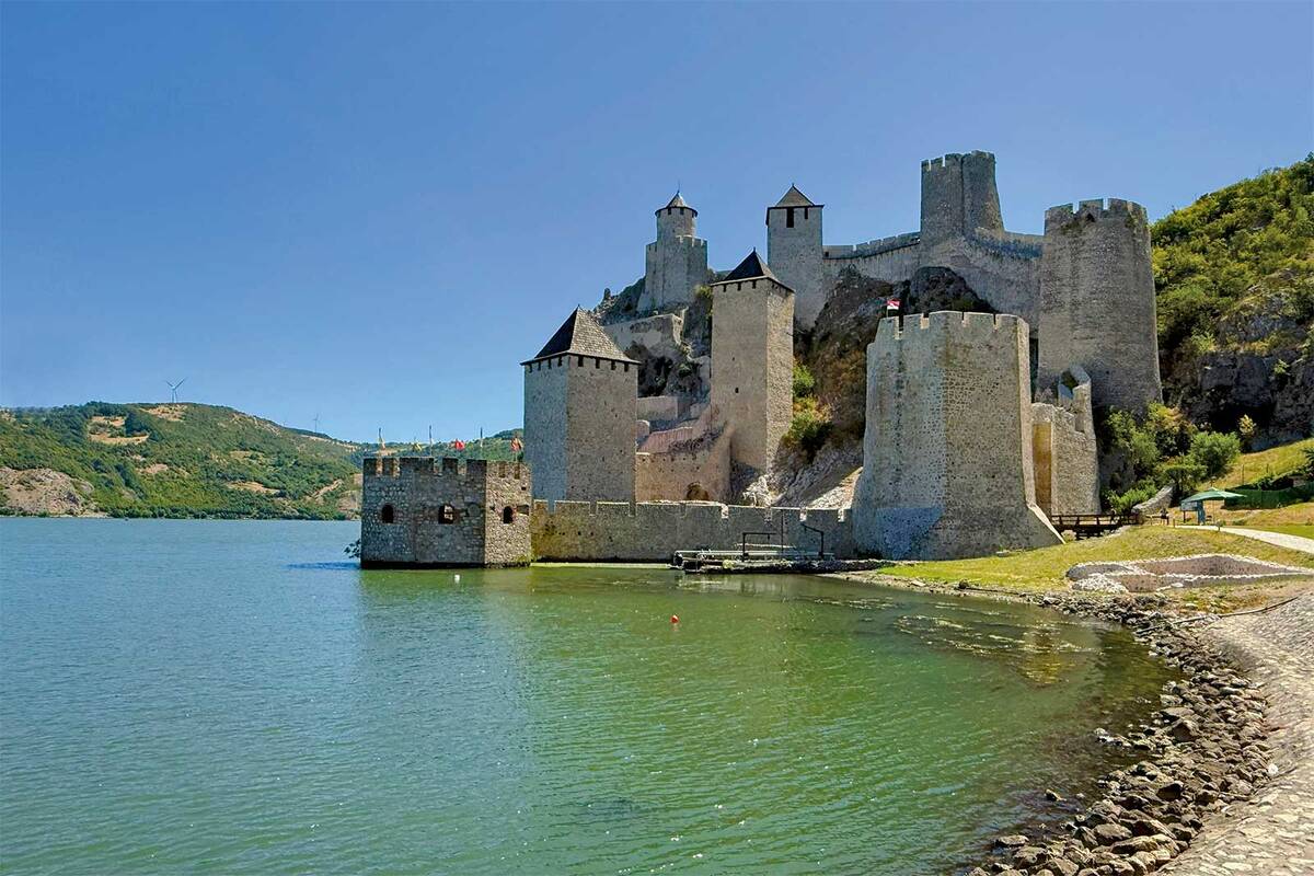 Die Festung Golubac aus dem 14. Jahrhundert am Eingang zum Eisernen Tor, deren mächtige Türme direkt aus der Donau emporragen.
