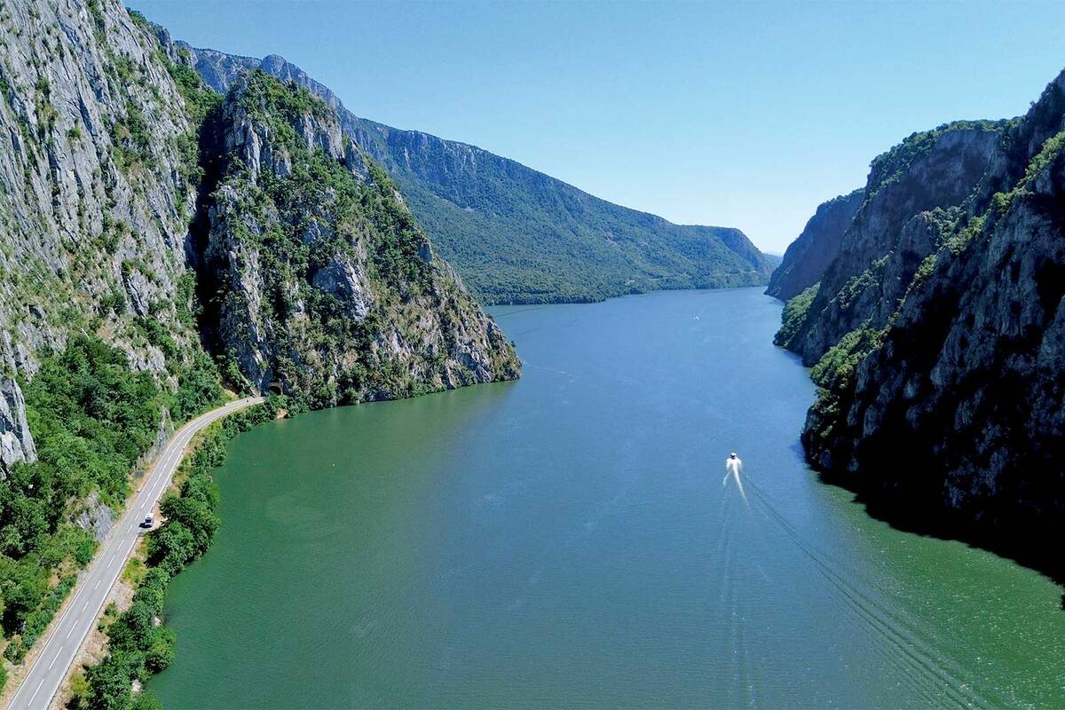 Rast mit dem Wohnmobil am Strassenrand der Donaudurchbruchsschlucht Eisernes Tor, wo sich der Fluss zwischen mächtigen Felswänden hindurchzwängt.