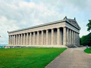 Le Walhalla, érigé en 1842 par le roi Louis Ier de Bavière comme mémorial dédié aux personnalités germanophones éminentes, une tentative d’incarner la grandeur historique sous les traits d’un temple grec.
