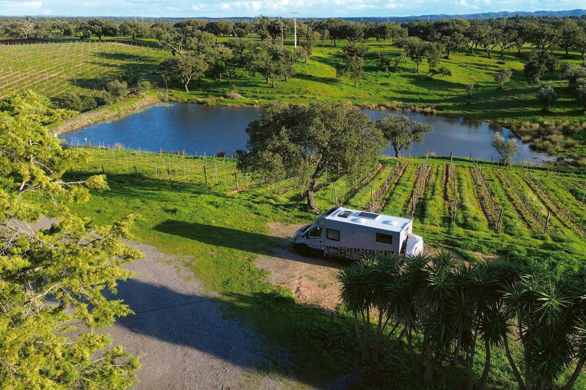 Nous passons la nuit chez un viticulteur, près d’un petit lac.