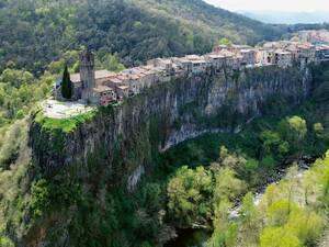 Castellfollit de la Roca, une commune catalane de la province de Gérone, dans le nord-est de l’Espagne, a été construite sur une paroi basaltique de 50 mètres de haut.
