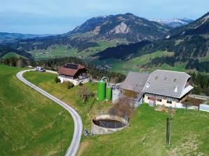 Ambiance suisse sur le chemin du retour – air de stationnement à la ferme.