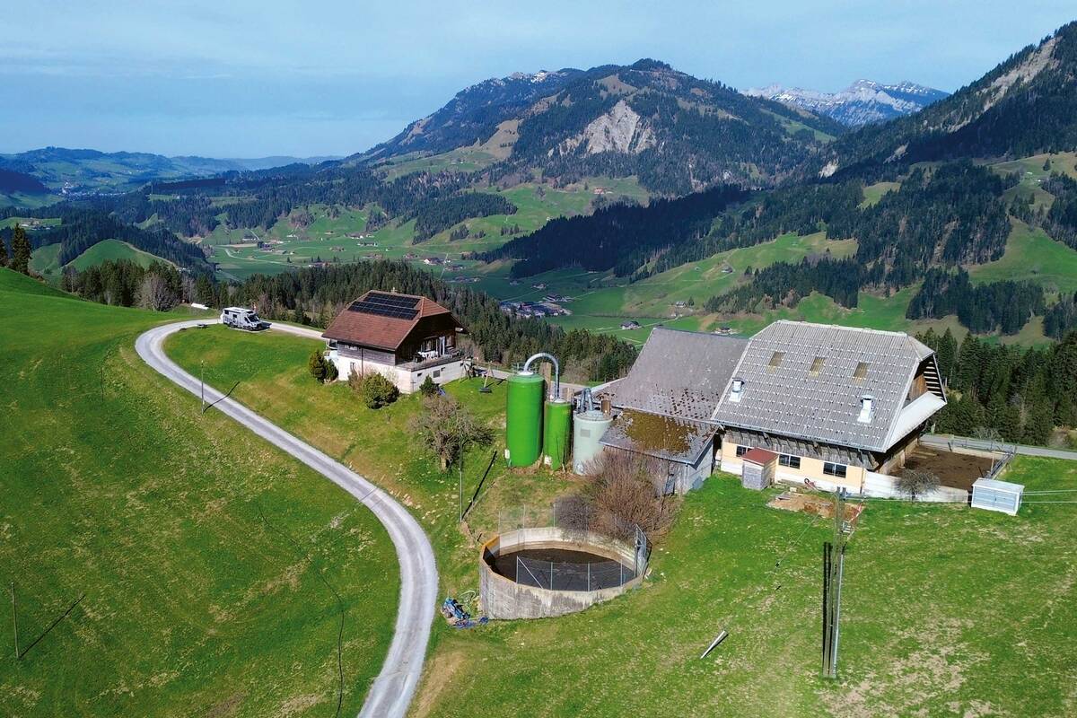 Ambiance suisse sur le chemin du retour – air de stationnement à la ferme.