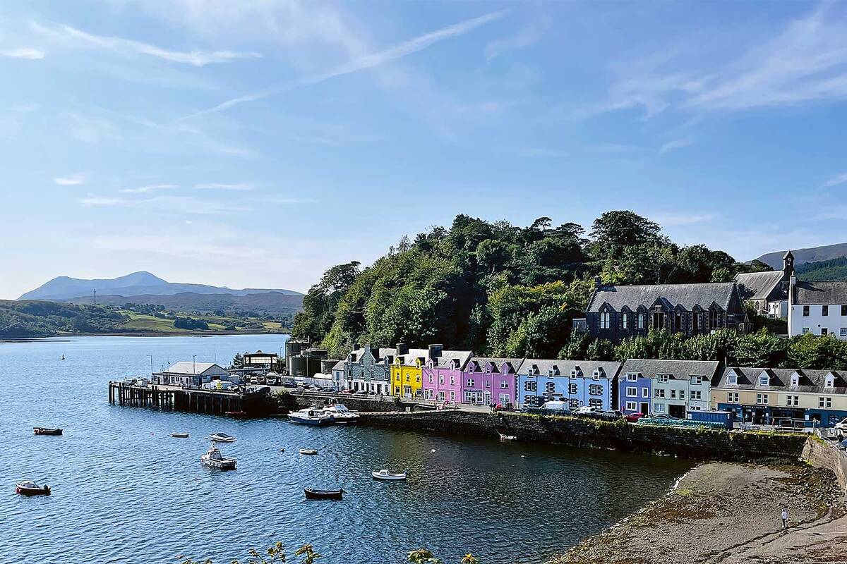 Le port pittoresque de Portree, la principale ville de l’île de Skye, est célèbre pour sa rangée de maisons colorées qui bordent le front de mer.