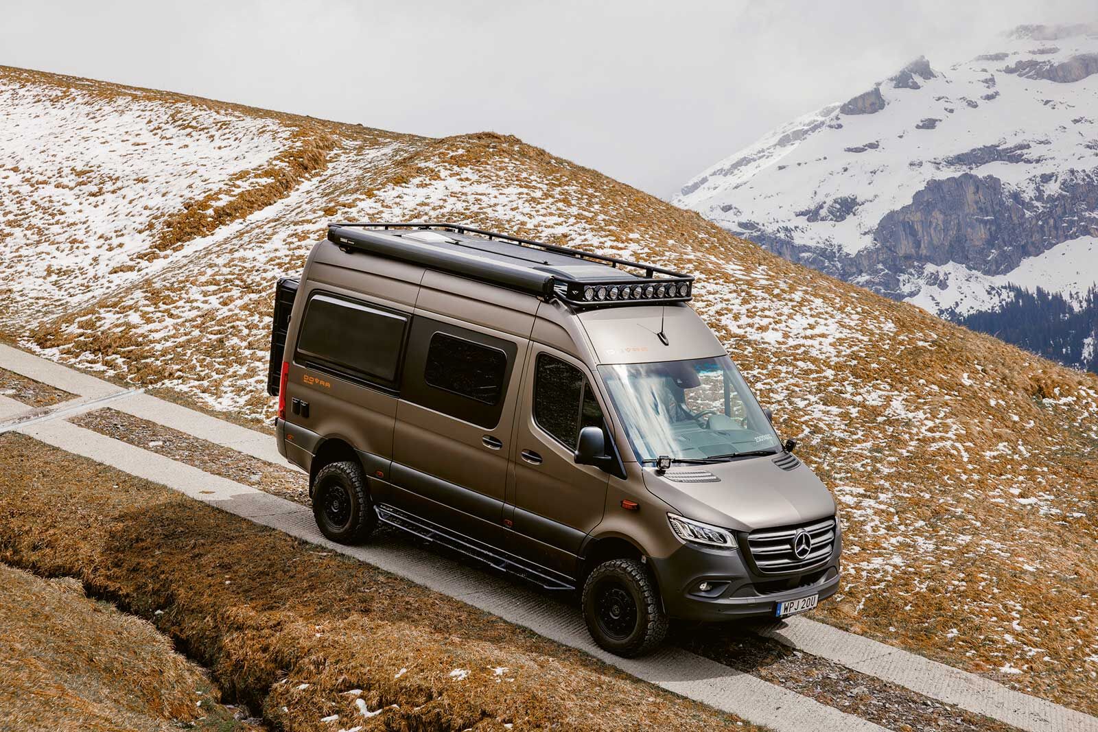 Le cœur du véhicule est un Mercedes-Benz Sprinter 4×4, dont le puissant moteur turbodiesel 190 chevaux allié à une boîte automatique 9 vitesses assure une parfaite maîtrise de la route.