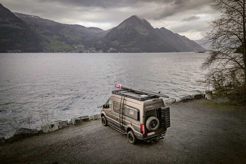 Le cœur du véhicule est un Mercedes-Benz Sprinter 4×4, dont le puissant moteur turbodiesel 190 chevaux allié à une boîte automatique 9 vitesses assure une parfaite maîtrise de la route.