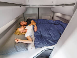 Der Grand California 600 mit quer eingebautem Doppelbett.