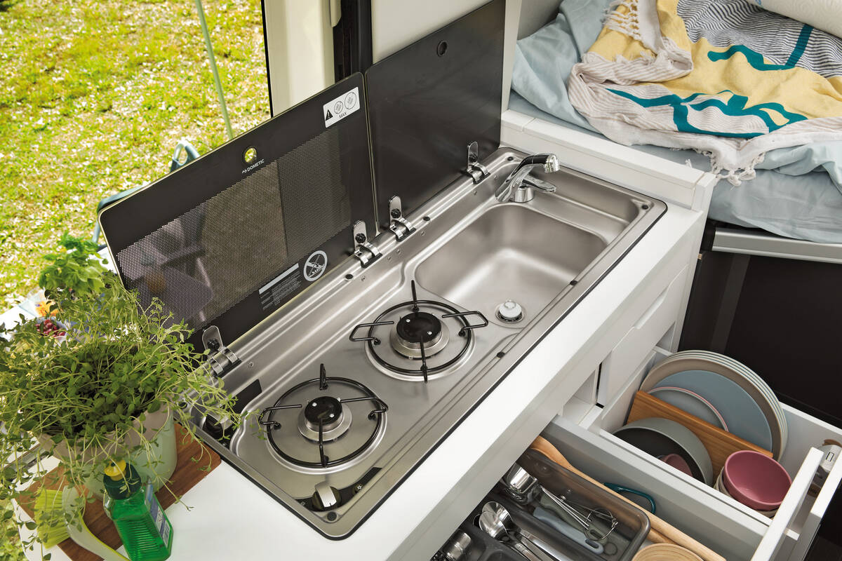 Küchenblock mit getrennter Abdeckung.