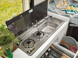 Küchenblock mit getrennter Abdeckung.