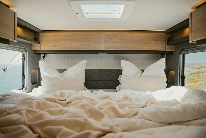 Les lits jumeaux en longueur à l’arrière du Hymer mesurent 195 x 84 et 187 x 84 cm.