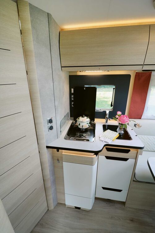 La cuisine compacte du Rapido est entièrement équipée, offre suffisamment d’espace de rangement et plaît d’emblée avec ses nombreux éléments d’éclairage et son cadre de fenêtre rétroéclairé.