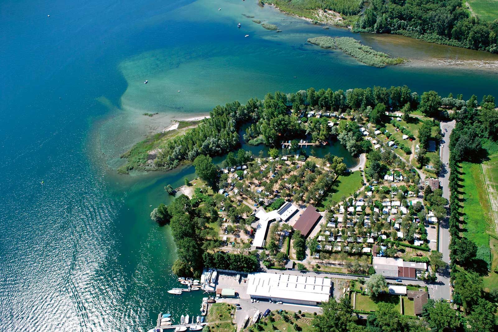 Camping Delta liegt direkt am Ufer des blau leuchtenden Lago Maggiores.