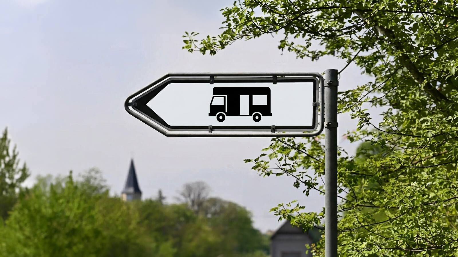 À l’échelle internationale, ce dispositif existe depuis longtemps dans de nombreux pays européens : un guide officiel qui orientera les camping-caristes vers des aires de stationnement spécifiques. Photo : IA