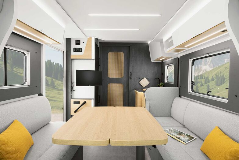 Le camping-car semi-intégré Ahorn Camp T 680 allie le confort de conduite à un concept d'espace de vie clairement structuré.