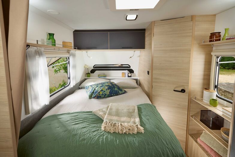 La Sport Line 410 propose un aménagement très apprécié avec un lit double et une salle de bain à l’avant.
