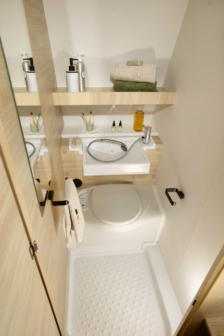 La Sport Line 410 dispose d’un équipement complet avec WC à cassette, lavabo rabattable et douche.