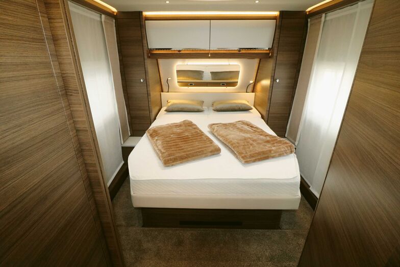 Une grande chambre à l’avant avec un lit queen confortable et suffisamment grand, beaucoup d’espace de stockage et des éléments d’éclairage polyvalents.