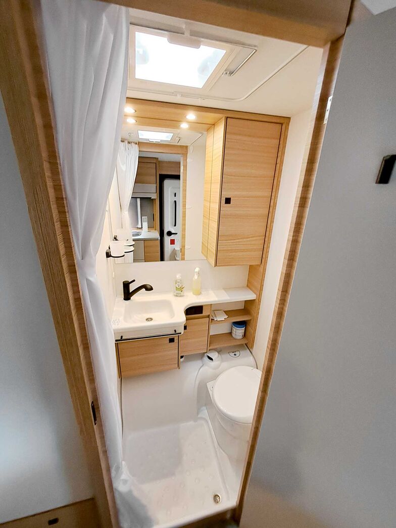 La salle de bains compacte est élégante et fonctionnelle, mais le pack douche avec rideau et douchette est en supplément.
