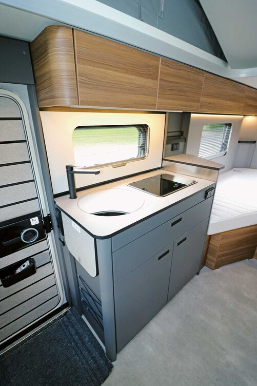 Esthétique, la cuisine présente un comptoir pratique, un cadre de fenêtre habillé, une bonne luminosité et des prises dans la façade.