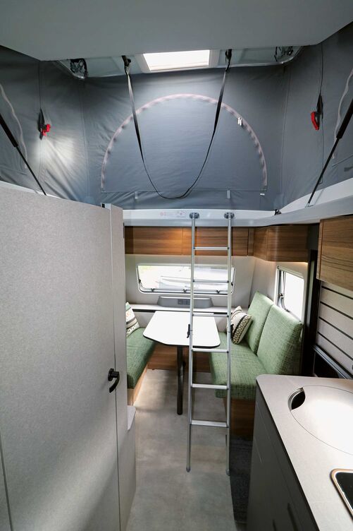 Lorsque le toit basculant est ouvert et que le couchage est rabattu, on obtient une très grande hauteur à l’avant.