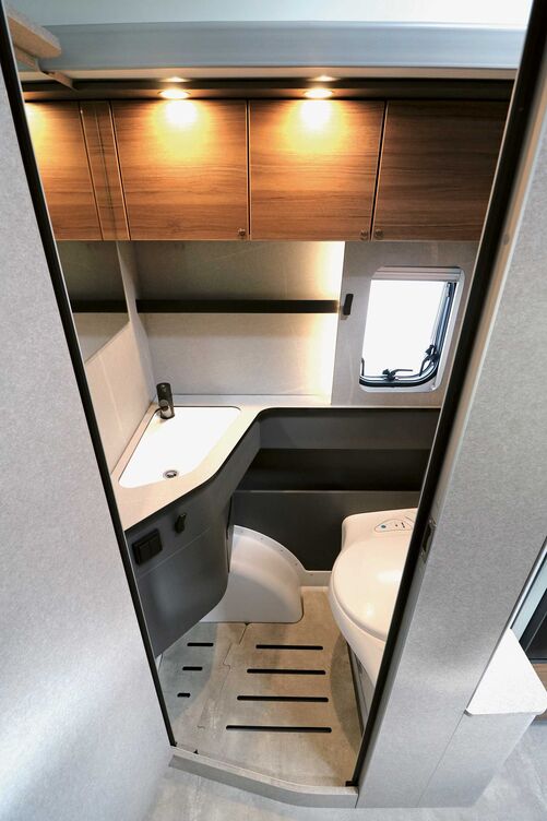 Sur une surface compacte, la salle de bains fonctionnelle offre une liberté de mouvement suffisante.