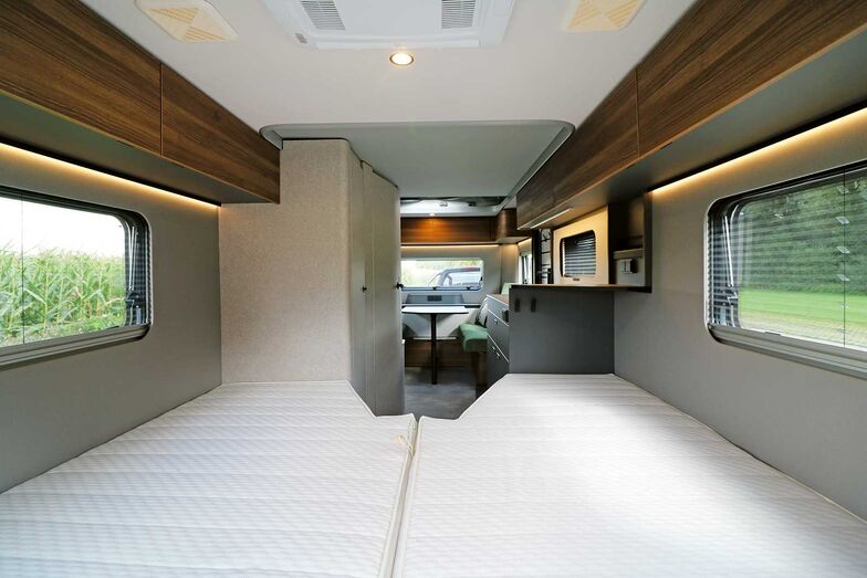 L’espace nuit à l’arrière séduit par ses couchages de plus de deux mètres de long et ses confortables matelas en mousse haute densité posés sur des sommiers à lattes en bois. Trois fenêtres basculantes y font entrer l’air et la lumière.