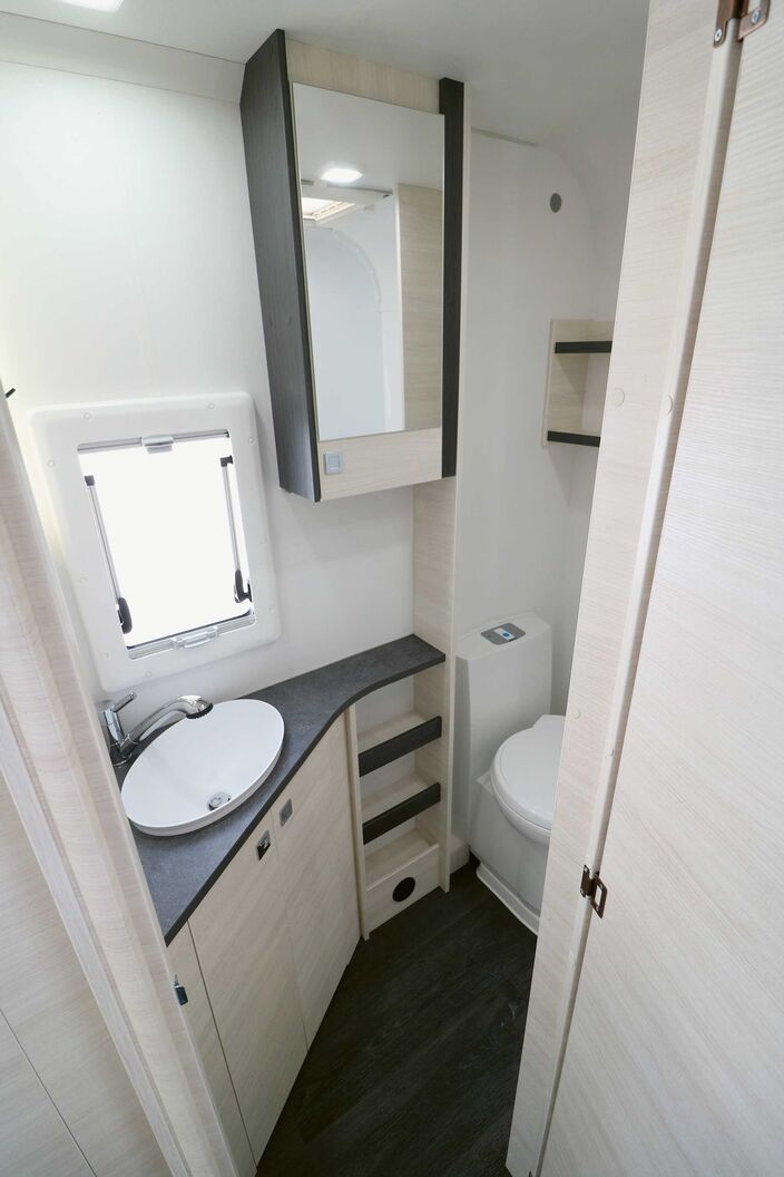 Facile d’accès, l’espace sanitaires offre suffisamment de liberté de mouvement et d’espaces de rangement ainsi qu’une douche entièrement équipée avec colonne de douche rétroéclairée et habillage facile d’entretien.