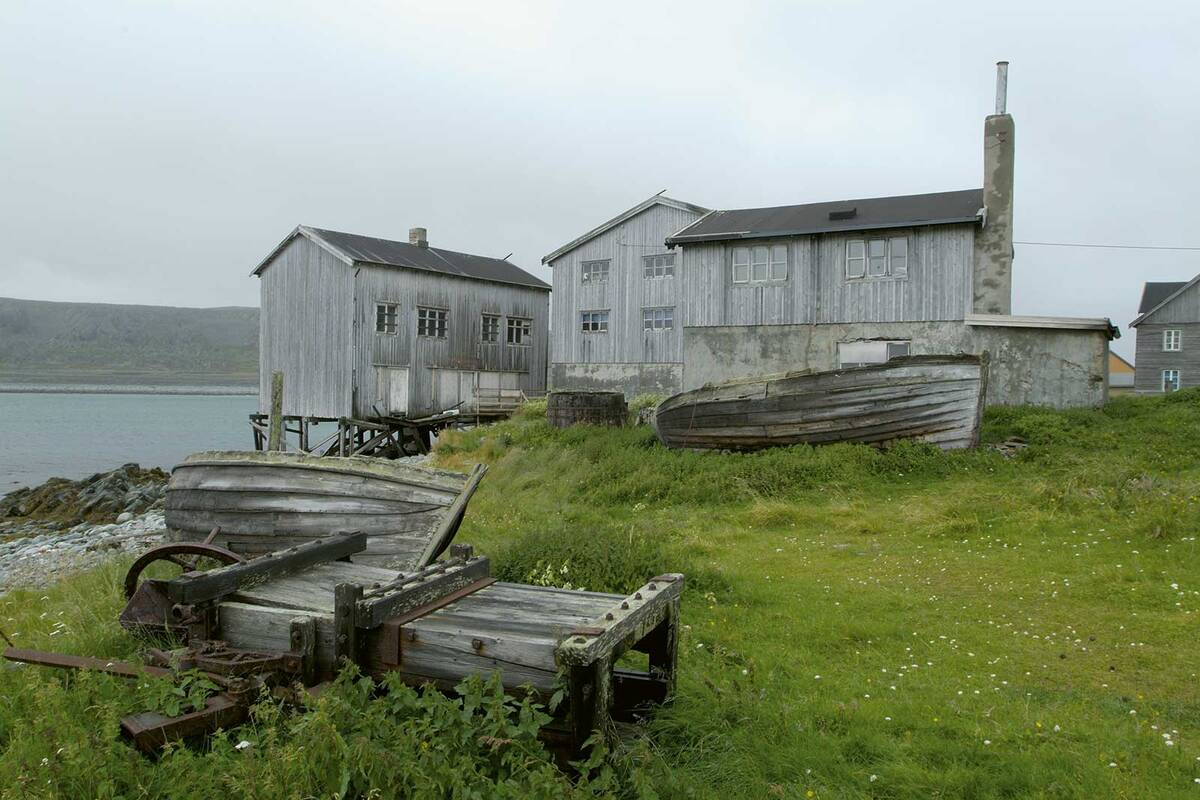 Hamningberg est le village de pêcheurs qui a survécu aux ravages de la Seconde Guerre mondiale, il offre donc un aperçu de ce à quoi il ressemblait avant cette guerre.