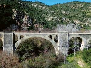 Les voies vertes sont des lignes ferroviaires désaffectées destinées aux piétons et aux cyclistes. Il y en a dans toute l'Espagne. Celles-ci n'ont jamais été mises en service après leur construction dans les années 1930.