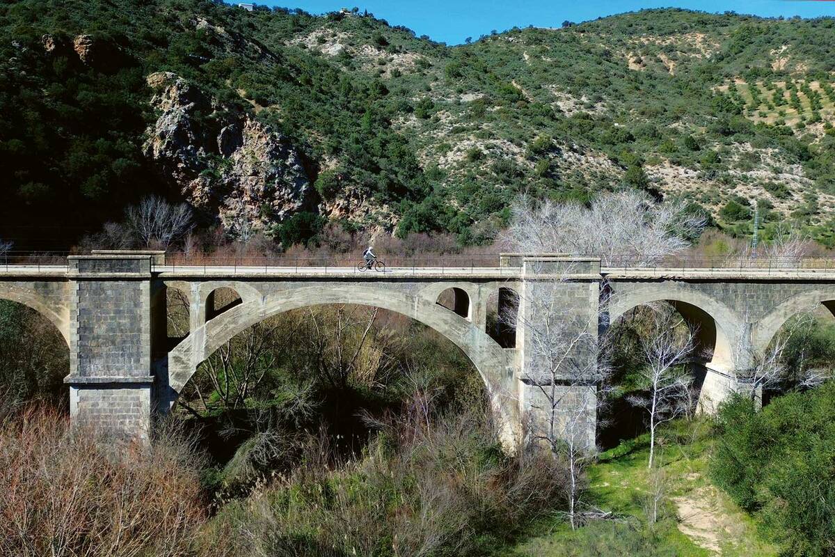 Les voies vertes sont des lignes ferroviaires désaffectées destinées aux piétons et aux cyclistes. Il y en a dans toute l&#039;Espagne. Celles-ci n&#039;ont jamais été mises en service après leur construction dans les années 1930.