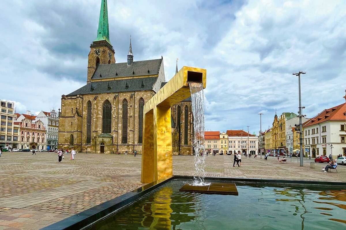 Les trois fontaines dorées modernes de la place Pilsener créent un contraste  saisissant avec les bâtiments historiques. 