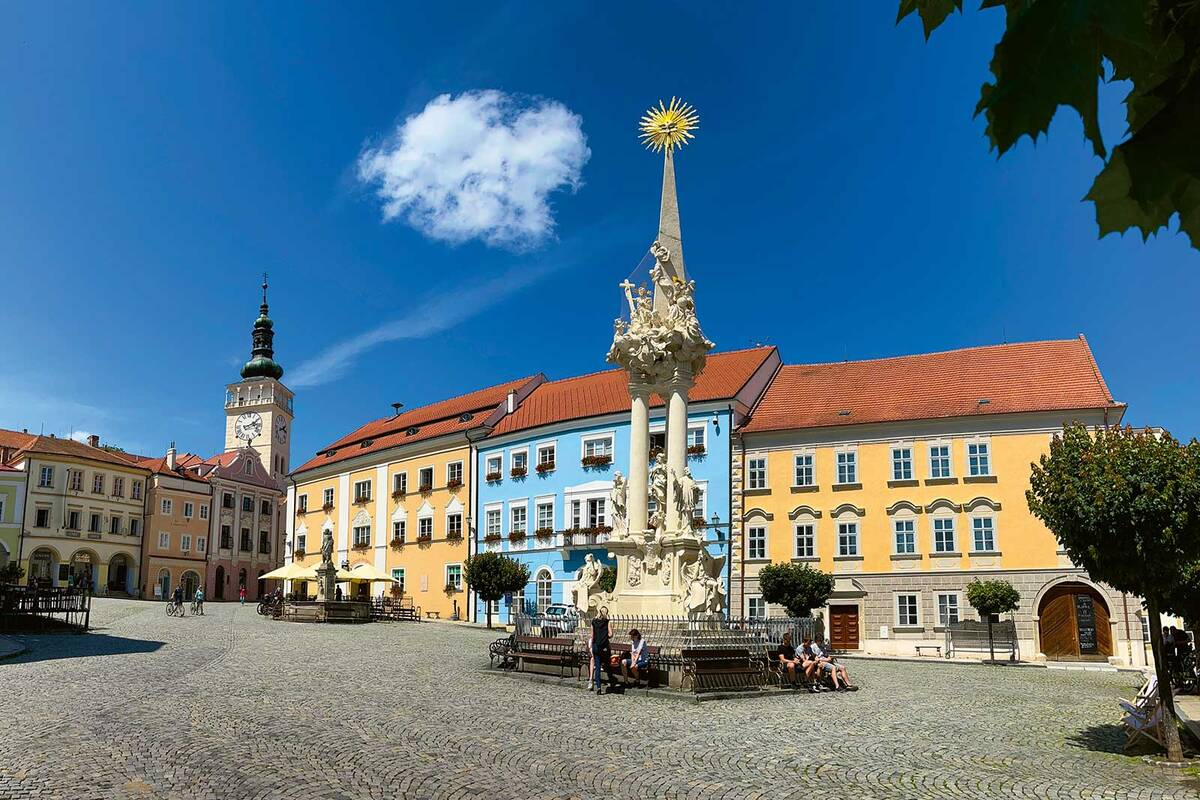 La colonne baroque de la Trinité sur la place de la ville de Mikulov.
