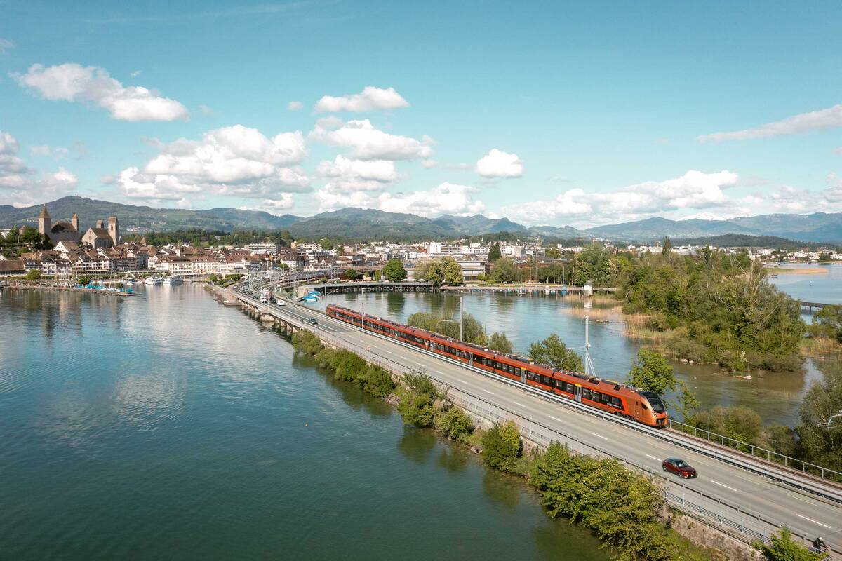 En approchant de Rapperswil par le Seedamm, on voit le château qui trône au-dessus du port.