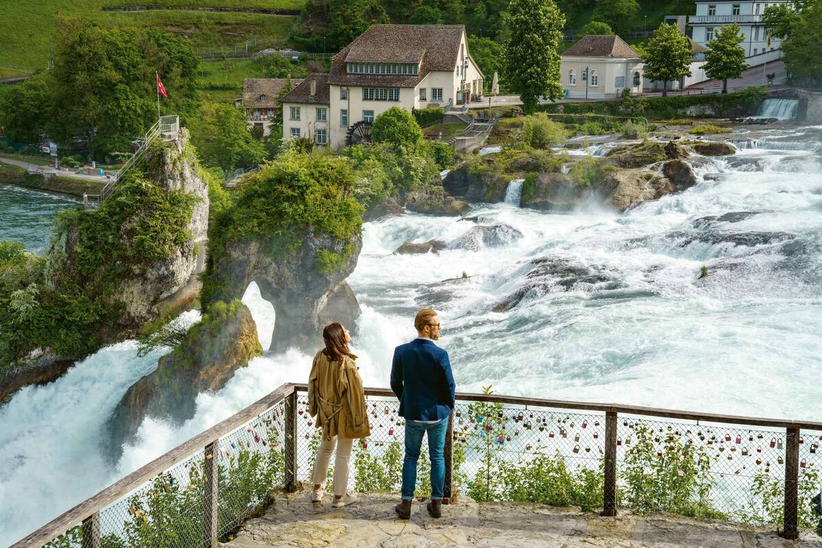 Les chutes du Rhin et leurs impressionnantes masses d&#039;eau.