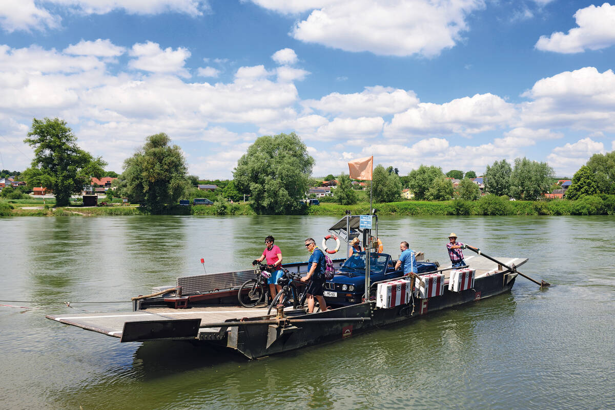 À Matting, les bacs à traille traversent le Danube à la force du courant et transportent même de grands camping-cars.