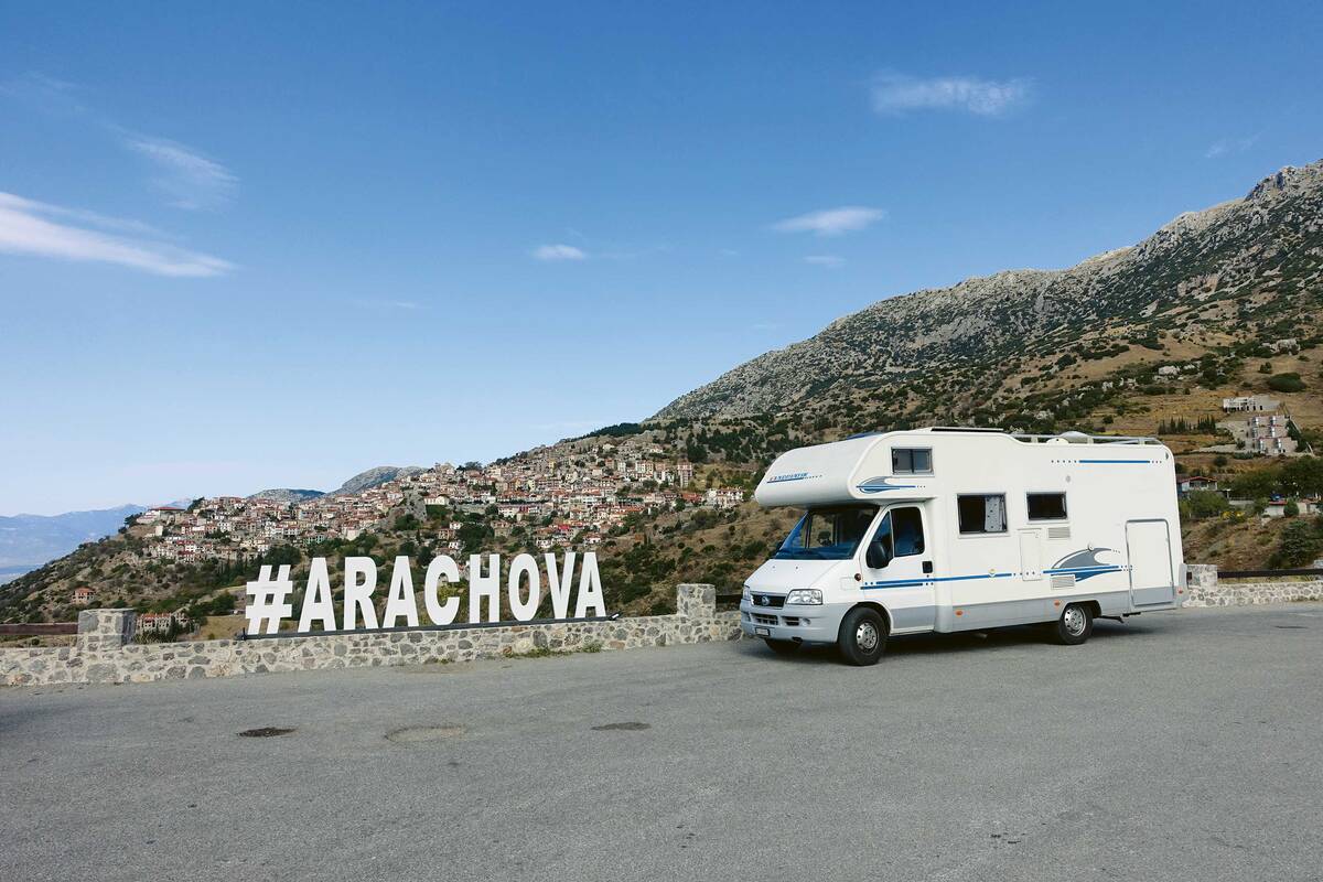 Aráchova se trouve à environ 160 kilomètres au nord-ouest d&#039;Athènes et à 12 kilomètres de la ville historique de Delphes.