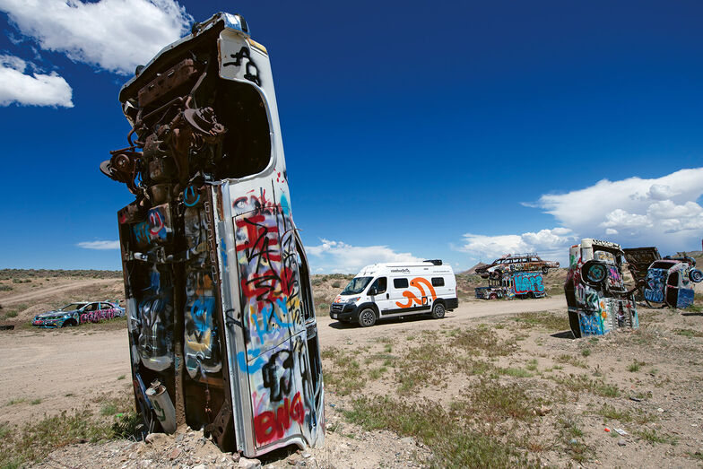 Les choses prennent une tournure étrange sur la Freerange Arts Highway : dans la forêt des autos près de Goldfield, des voitures anciennes ont été plantées dans le sol.