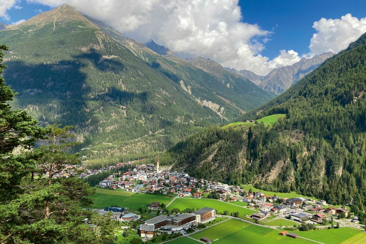 Vue de Längenfeld dans l&#039;Ötztal avec l&#039;Aqua Dome, une grande station thermale. Le camping se trouve à proximité.