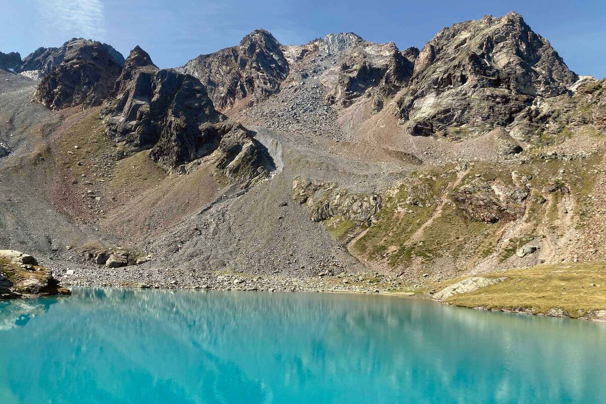 Le Hauersee à l’eau turquoise se situe bien au-dessus de l&#039;Ötztal du côté gauche de la vallée.