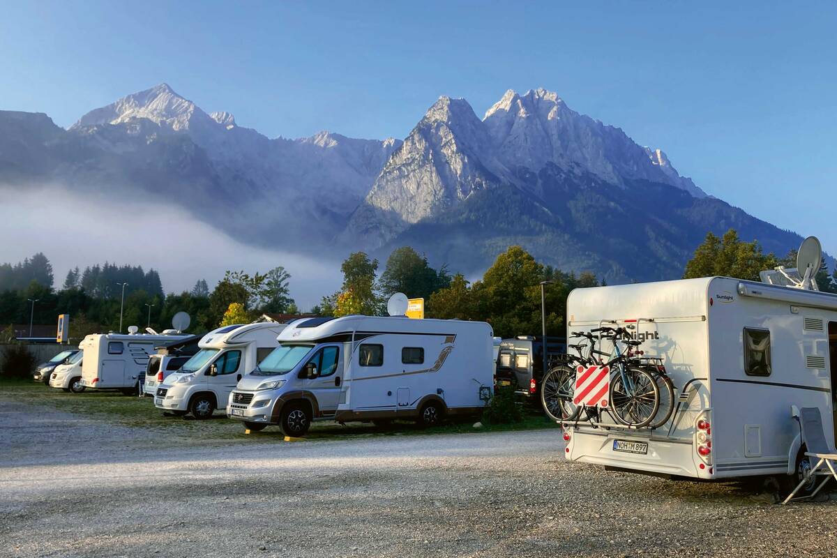 Le camping Erlebnis Zugspitze est situé à Grainau près de Garmisch-Partenkirchen au pied de l’imposante Zugspitze, le plus haut sommet d&#039;Allemagne