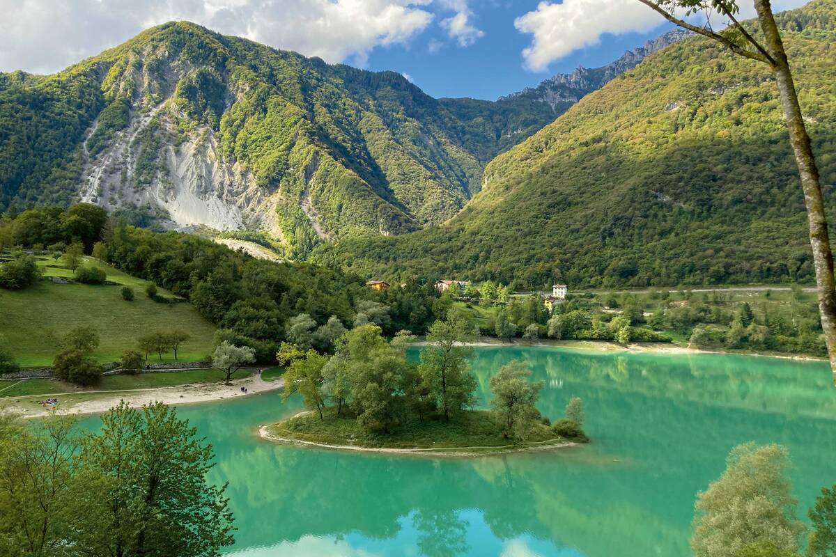 Il y a de beaux endroits pour pique-niquer au bord du lac de Tenno, au nord du lac de Garde.