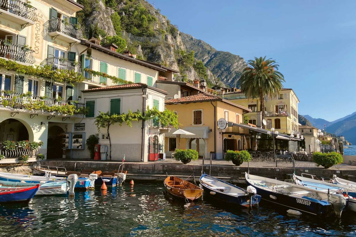 Lorsqu’on se rend au bord du lac de Garde, on ne peut manquer de visiter Limone. L’idéal est de rejoindre ce village digne d’un livre d&#039;images en bateau.