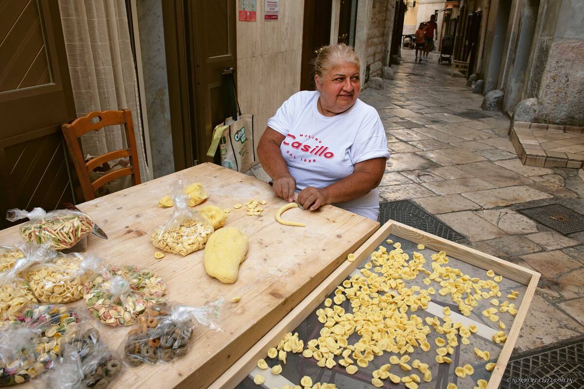 Dans le centre historique de Bari, mères et grands-mères préparent les orecchiette mondialement connues.