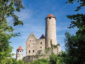 Hoch über dem Neckar thront die mustergültige Burg Hornberg des Ritters Götz von Berlichingen.