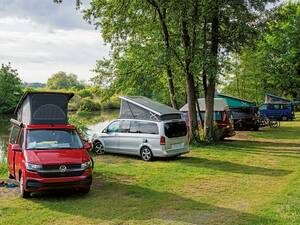Die Campinginsel Bug stellt sogar eine extra Standfläche für Bullis  direkt an der Regnitz bereit.